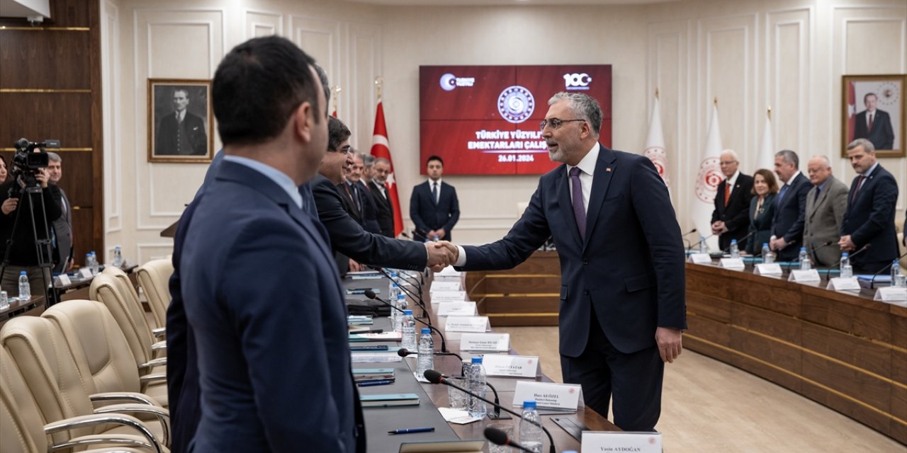 Bakan Işıkhan "Türkiye Yüzyılının Emektarları Çalıştayı"nda konuştu: