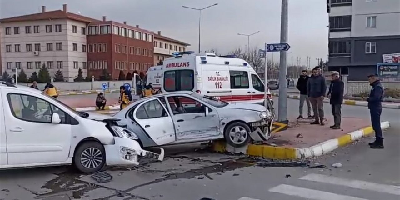 Çorum’da otomobil ile hafif ticari aracın çarpıştığı kazada aynı aileden 5 kişi yaralandı