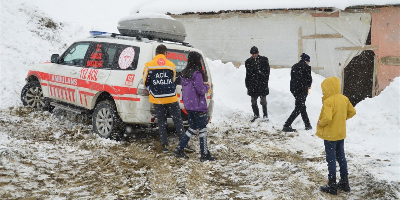 Hakkari'de yolu kapanan köyde doğum sancıları başlayan kadın ekiplerce hastaneye ulaştırıldı