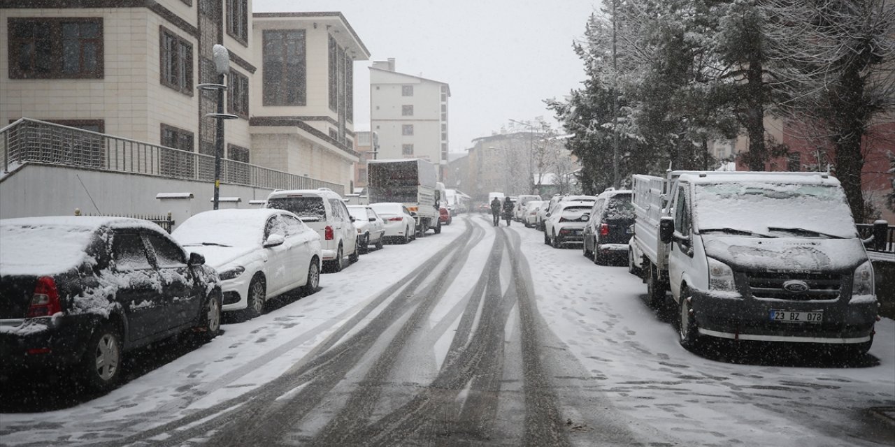 Bingöl'de yoğun kar yağışı etkili oluyor