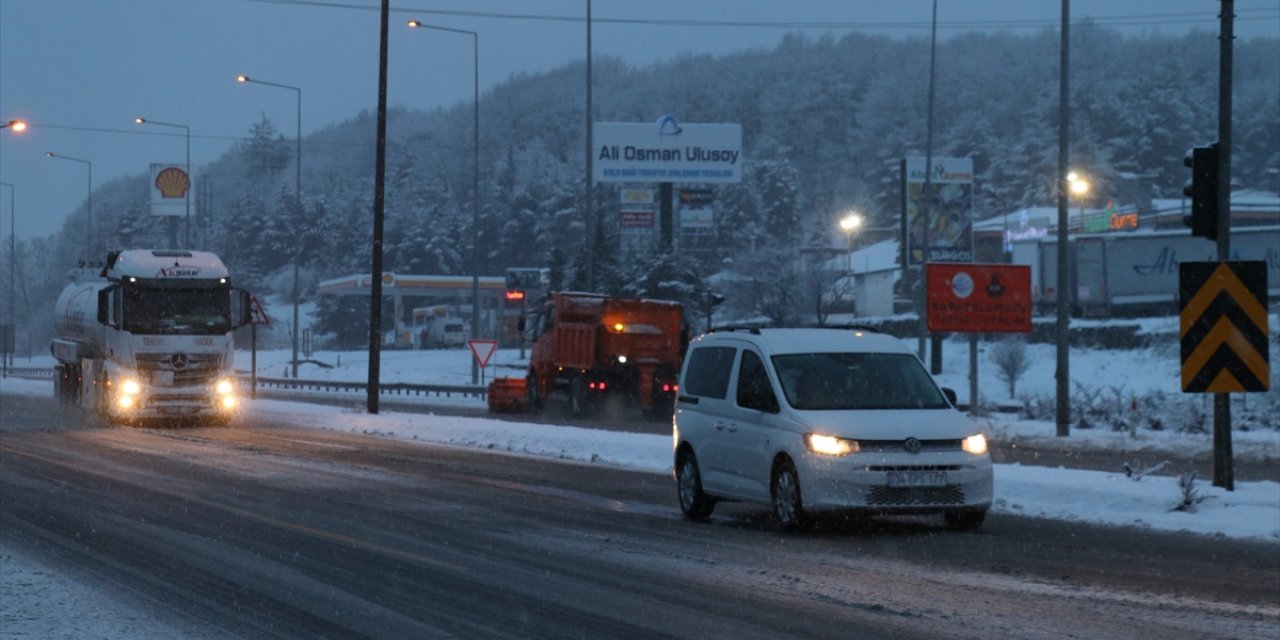 Bolu Dağı'nda kar yağışı devam ediyor