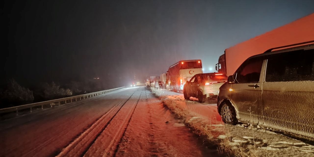 Kars'ta kar ve tipi ulaşımı aksatıyor