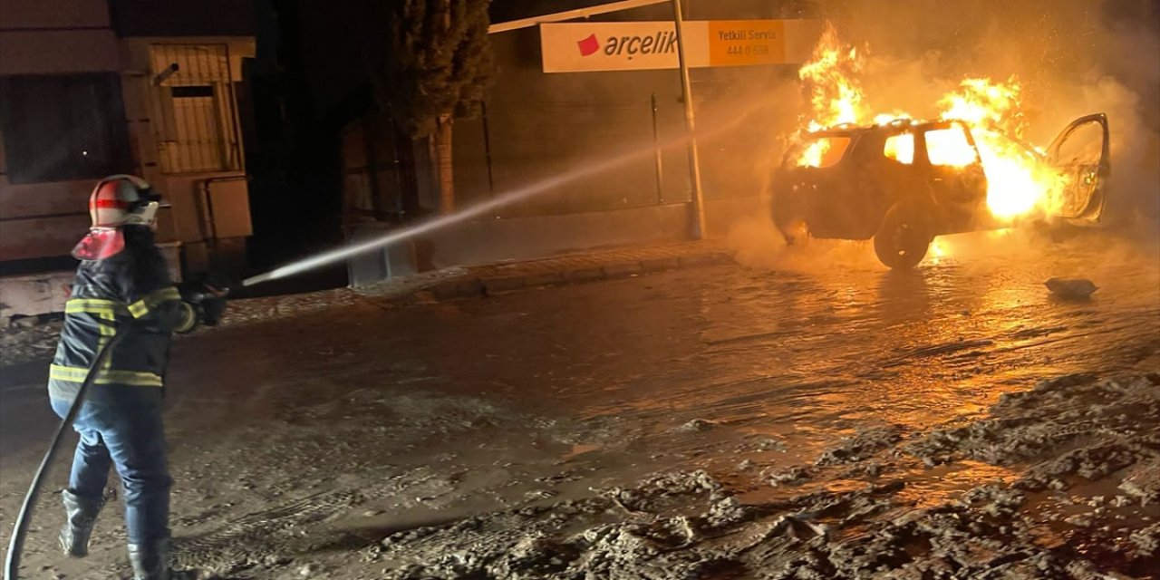 Hatay'da park halindeki otomobil yandı