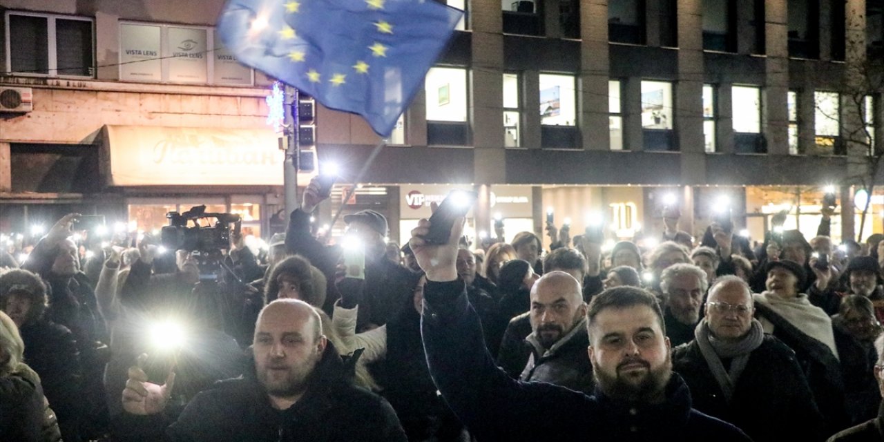 Sırbistan'da muhalefet 17 Aralık seçimlerinin tekrarı talebiyle toplandı