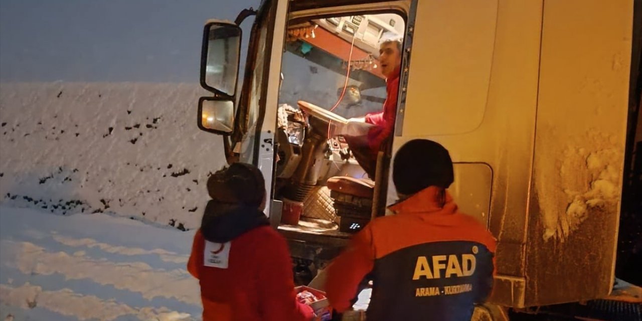 Kar nedeniyle Bingöl-Diyarbakır kara yolunda mahsur kalanlara kumanya ulaştırıldı