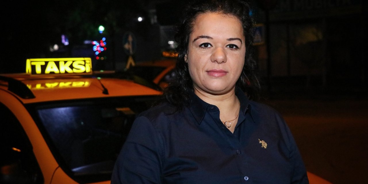Kadın taksici, İzmir sokaklarında geceleri direksiyon sallıyor