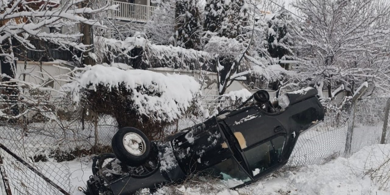 Elazığ'da devrilen otomobildeki 5 kişi yaralandı