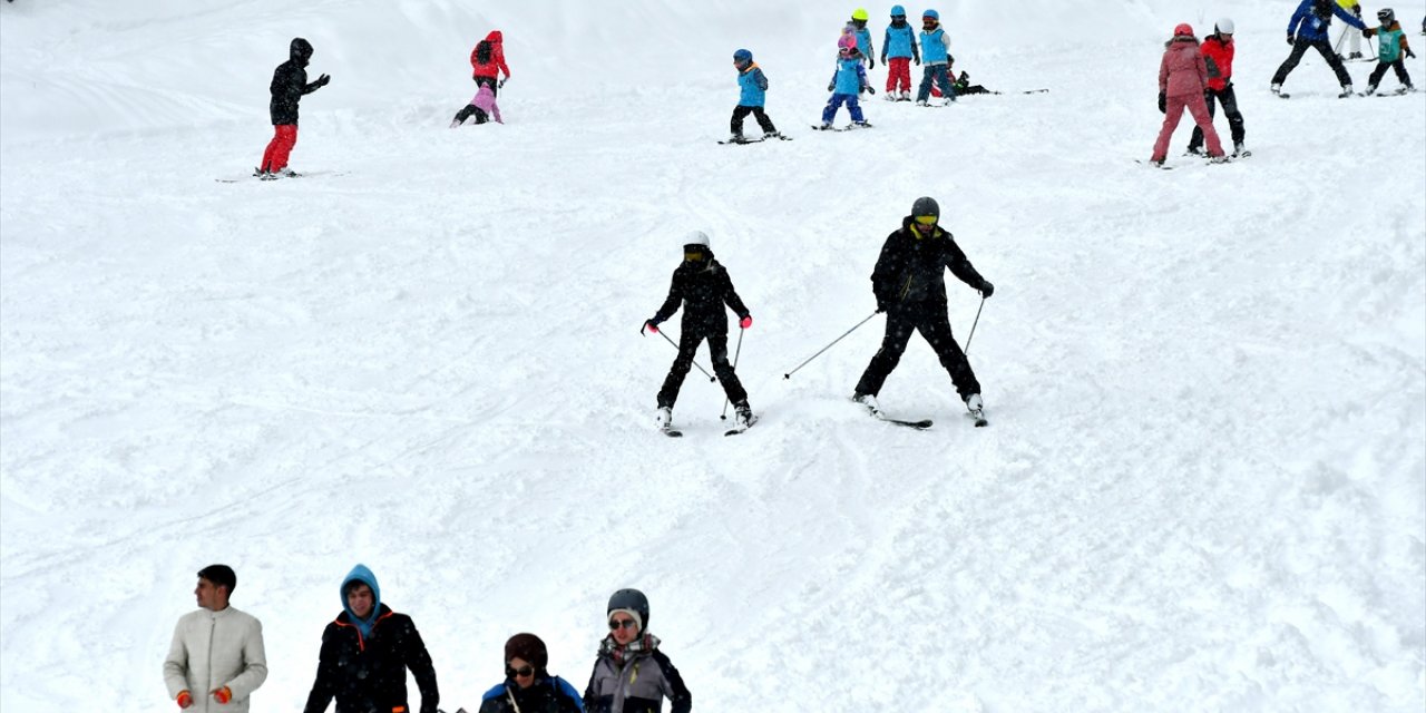 Sarıkamış Kayak Merkezi'nde kar altında kayak keyfi