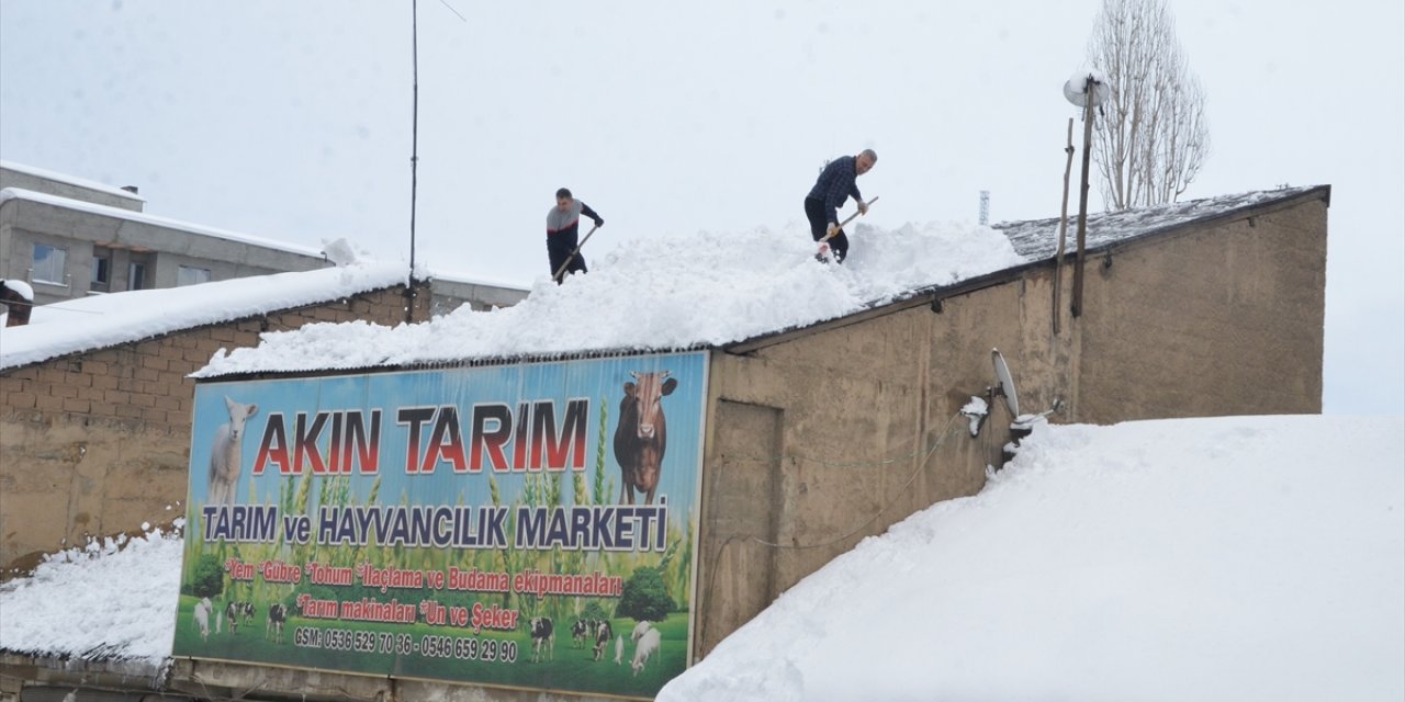 Yüksekova'da iş yeri sahipleri çatılarda biriken karı temizliyor