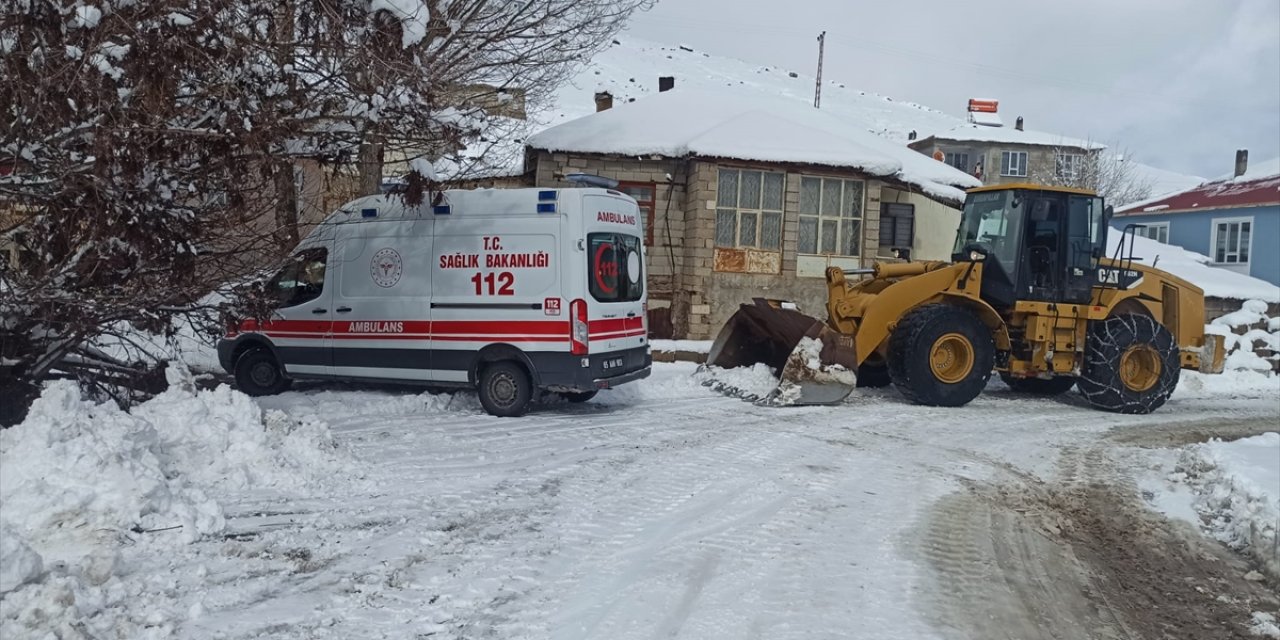 Van'da yolu kardan kapanan mahallede rahatsızlanan kadın hastaneye ulaştırıldı