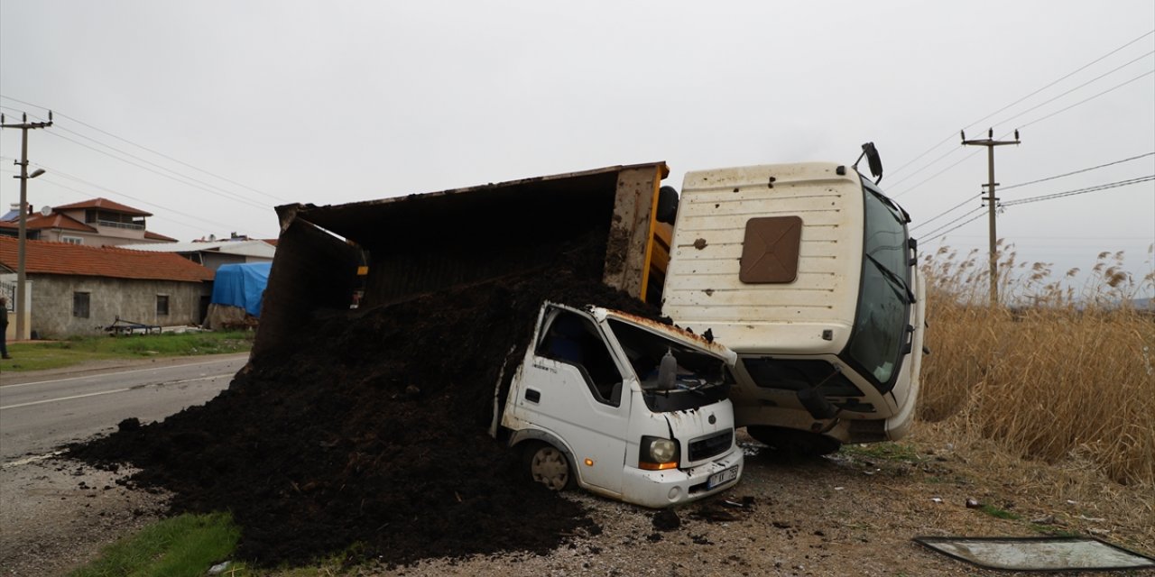 Balıkesir'de otomobille çarpışan kamyon, kamyonetin üzerine devrildi