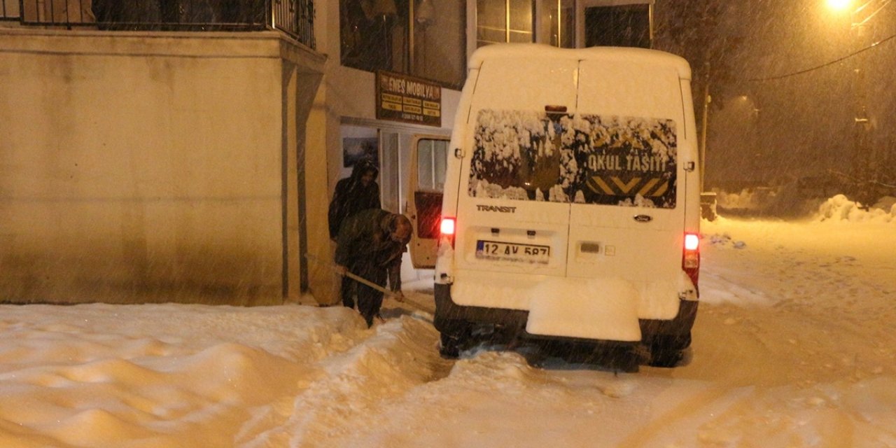 Bingöl Karlıova'da kar yağışı hayatı olumsuz etkiliyor