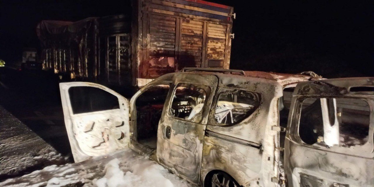 Çanakkale'de kamyona çarparak alev alan hafif ticari aracın sürücüsü yaralandı