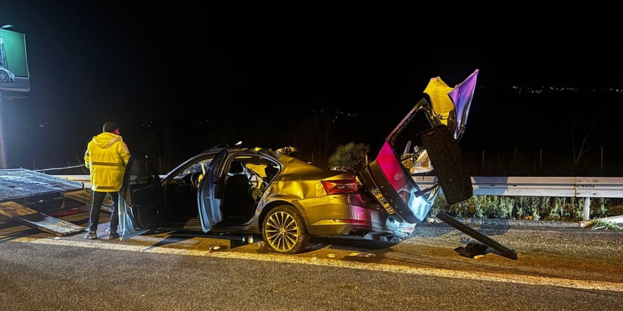 Sakarya'da trafik kazasında 3 koruma polisinden biri hayatını kaybetti, ikisi yaralandı