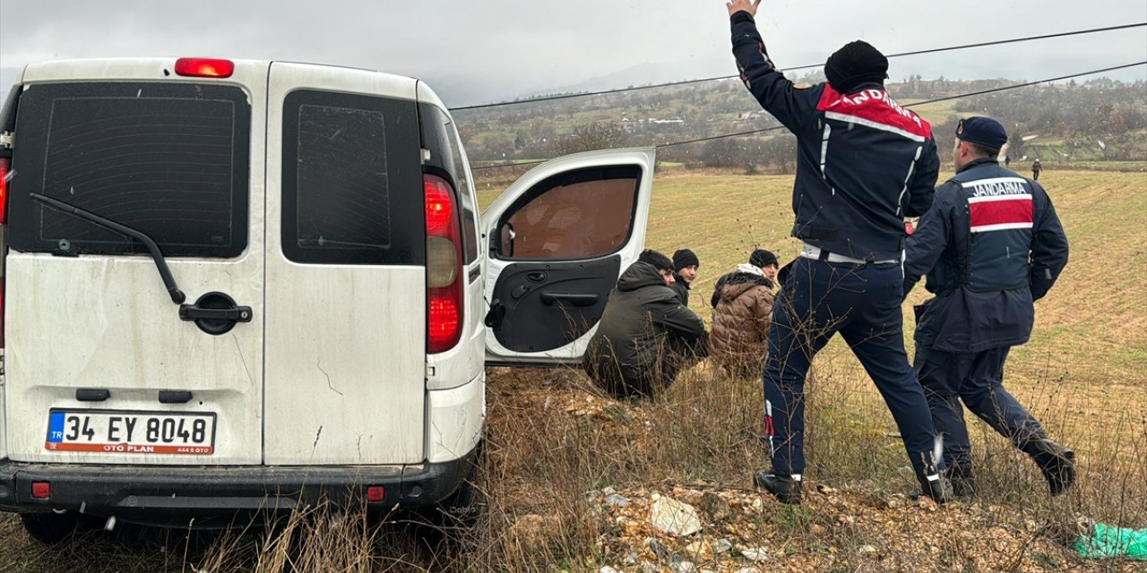 Kırklareli'nde jandarmadan kaçan araçta 4 düzensiz göçmen yakalandı