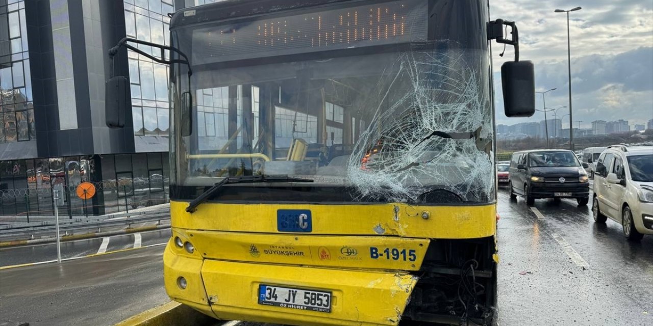 Küçükçekmece'de İETT otobüsünün karıştığı kazada 2 kişi yaralandı