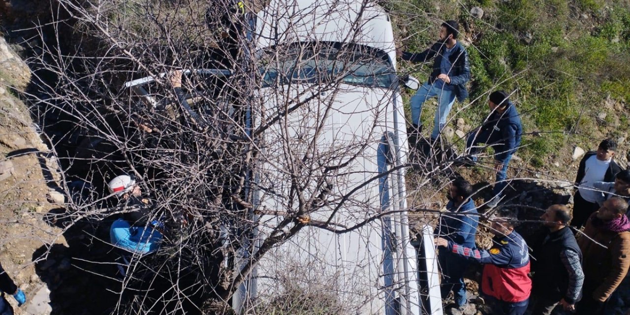 Şanlıurfa'da devrilen hafif ticari araçtaki 2 kişi yaralandı