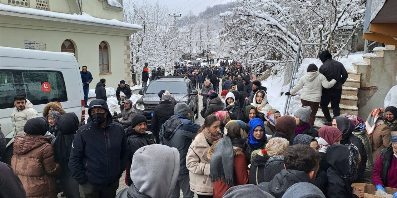 Sakarya'daki festivalde yaklaşık 1 ton hamsi dağıtıldı