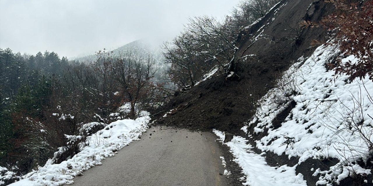 Karabük'te heyelan nedeniyle köy yolu ulaşıma kapandı