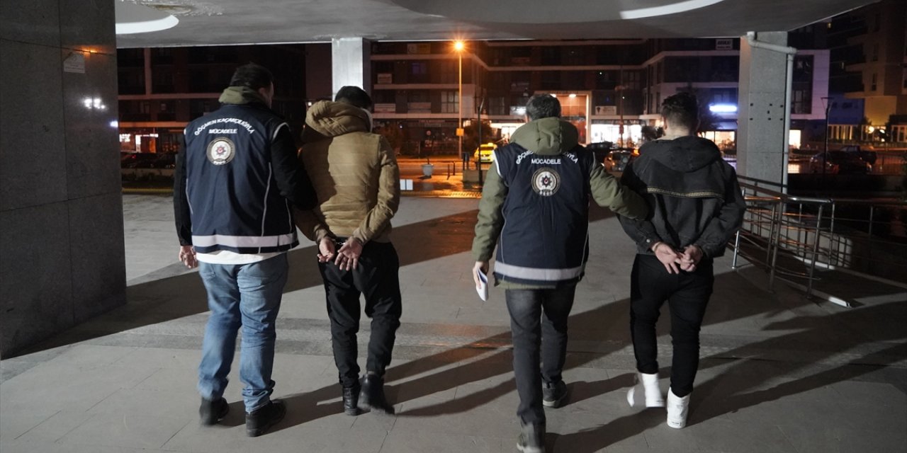 Edirne'de yakalanan 2 göçmen kaçakçısı tutuklandı