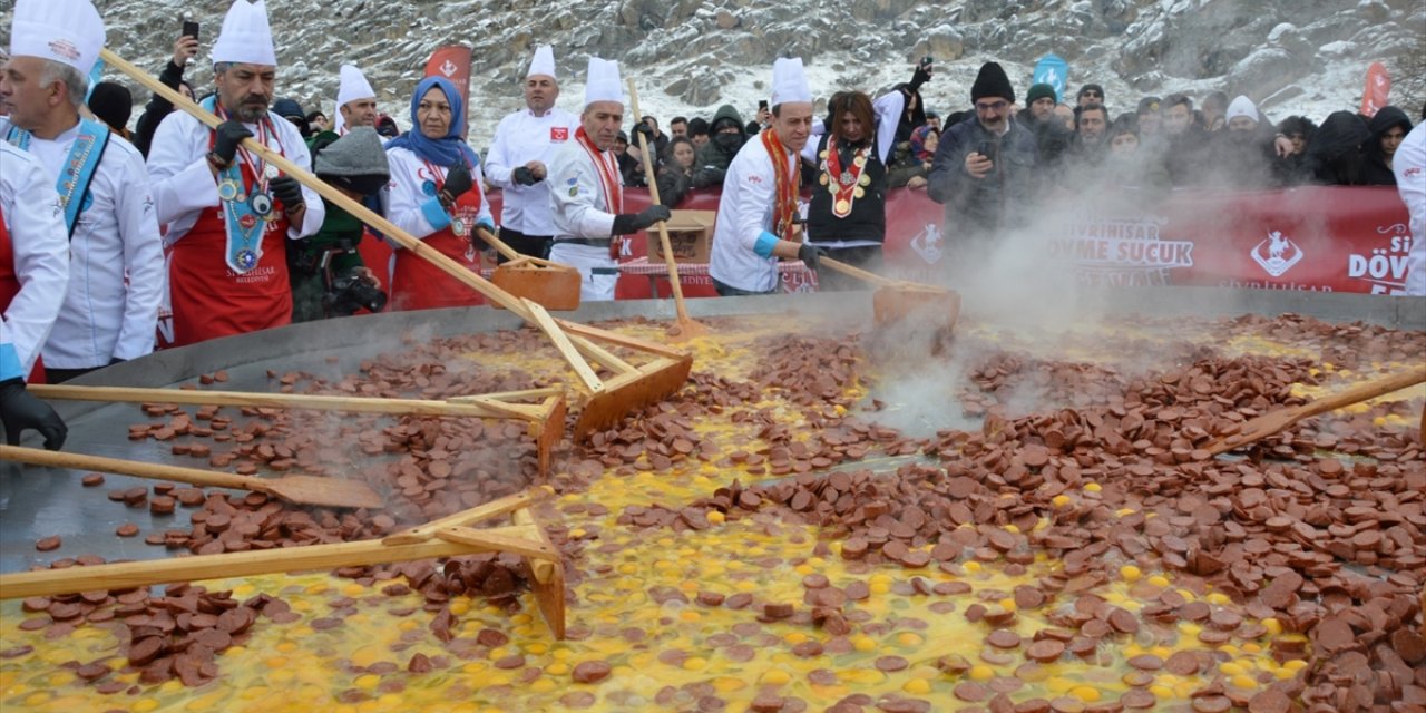 Sivrihisar Dövme Sucuk Festivali'nde 7,5 ton sucuk ekmek ikram edildi