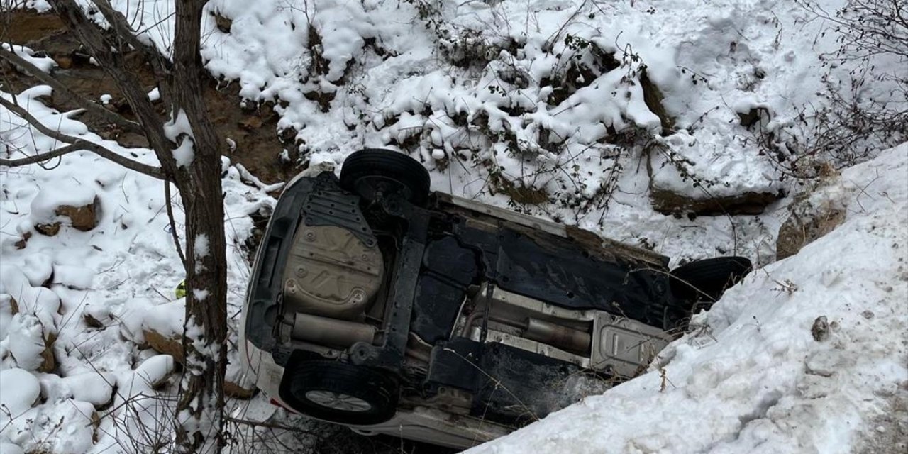 Gümüşhane'de otomobilin dereye devrildiği kazada 2 kişi yaralandı