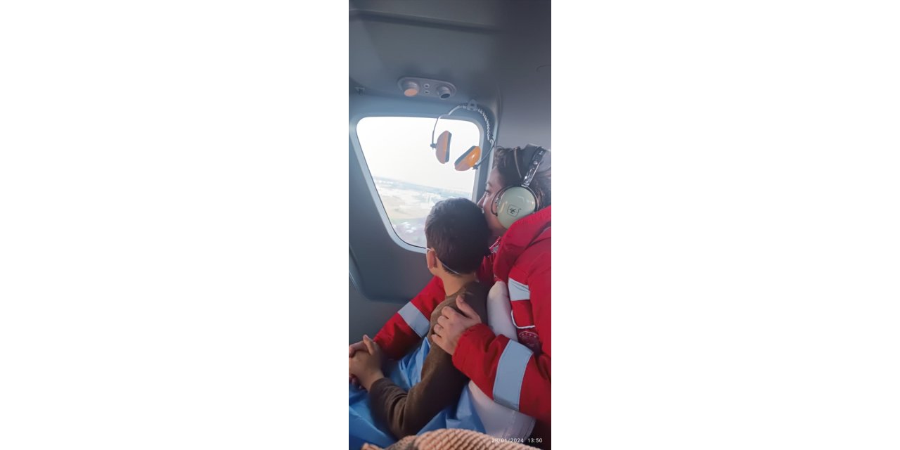 Diyarbakır'da kardan yolu kapanan mahalledeki hasta ambulans helikopterle hastaneye ulaştırıldı