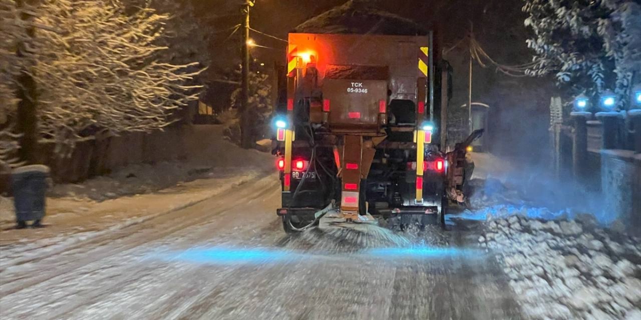 Sakarya'da Kocaali-Hendek yolu yoğun kar nedeniyle ulaşıma kapatıldı