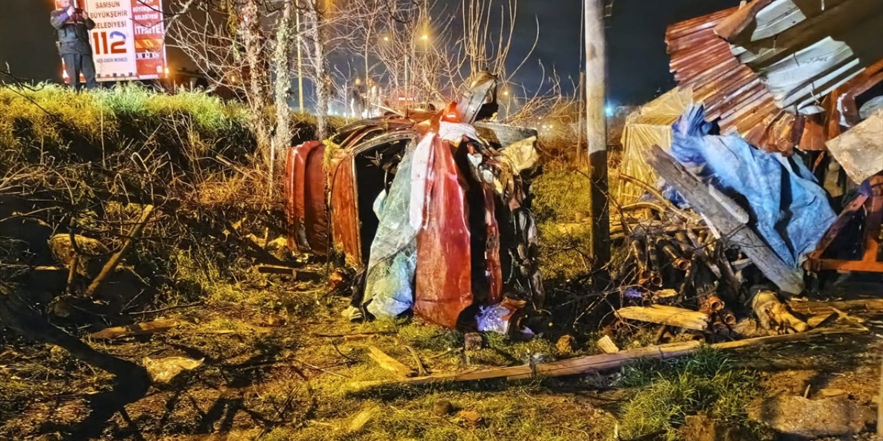 Samsun'da bahçeye devrilen otomobildeki 2 kişi yaralandı