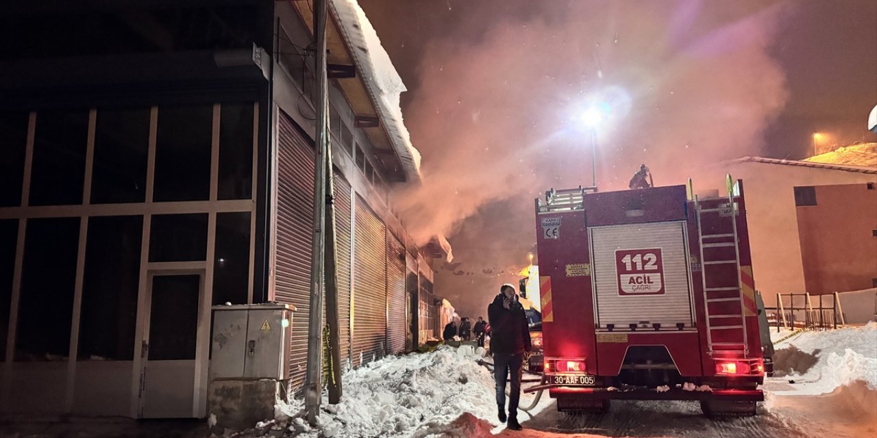 Hakkari'de kapı, pencere imalathanesinde çıkan yangın hasara neden oldu