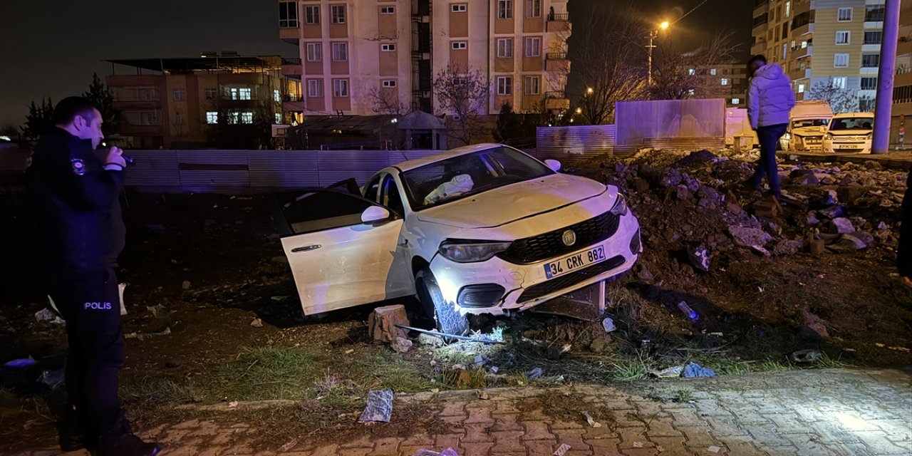 Diyarbakır'da otomobilin kaldırıma çarptığı kazada 6 kişi yaralandı