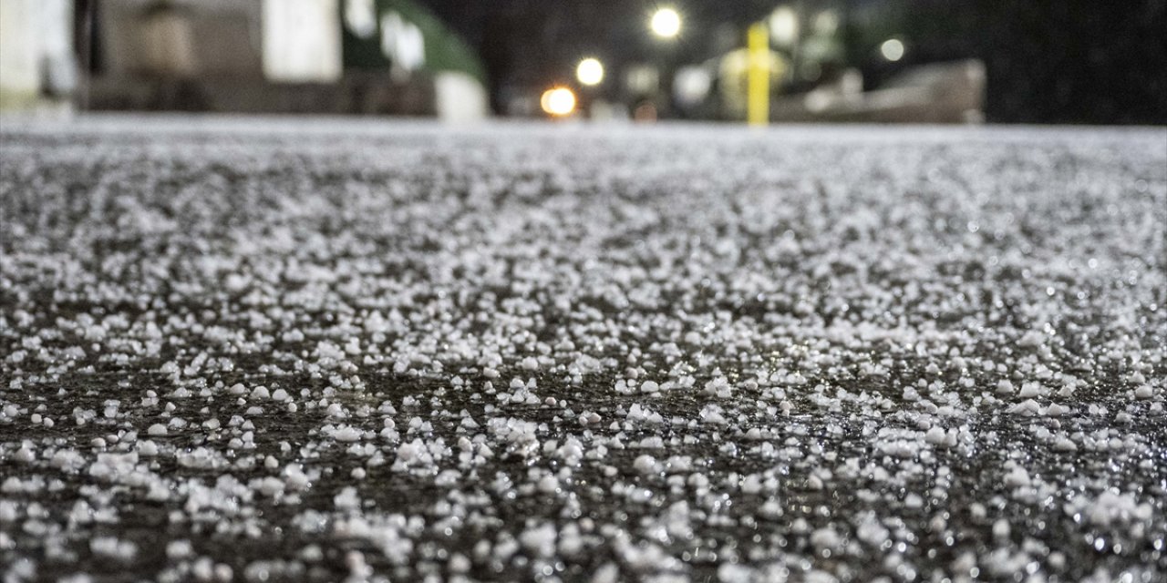 İstanbul'da kar bazı cadde ve sokakları beyaza bürüdü