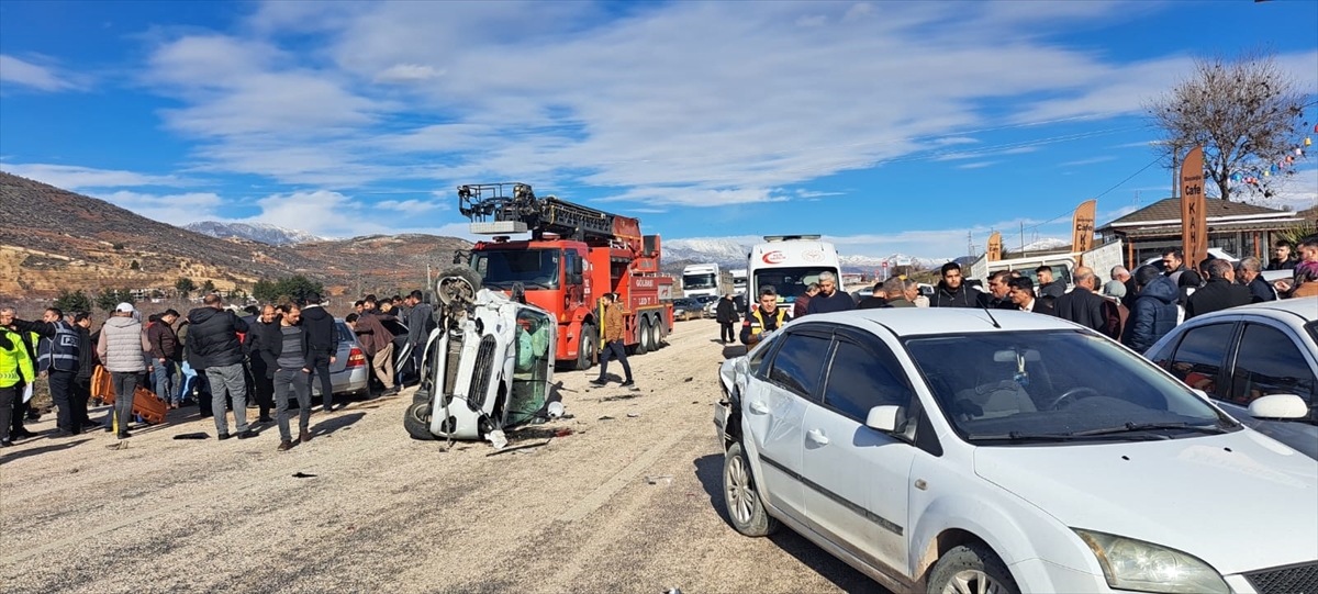 Adıyaman'da zincirleme trafik kazasında 3 kişi yaralandı