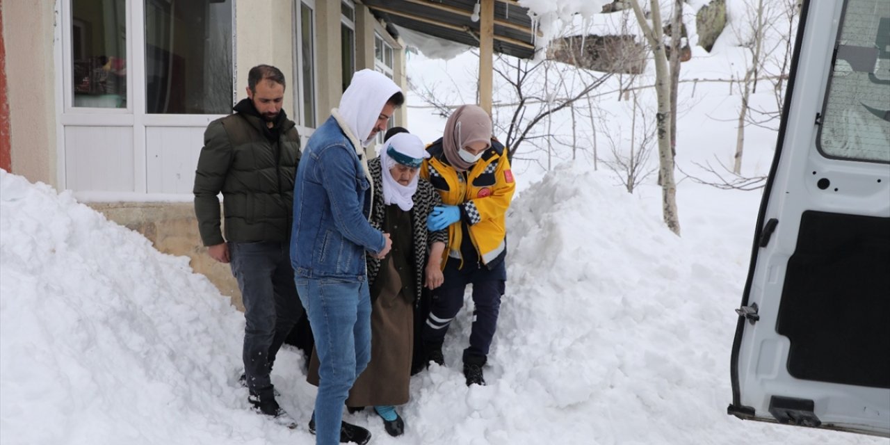 Van'da yolu kardan kapanan mahalledeki hasta, ekiplerin çalışmasıyla hastaneye ulaştırıldı