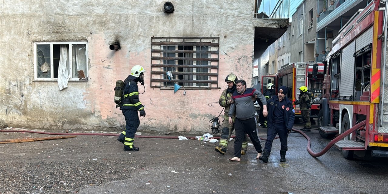 Bursa'da evdeki yangında mahsur kalan 2'si çocuk 4 kişi kurtarıldı