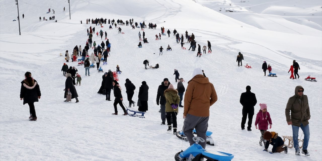 Bitlis'teki kayak merkezinde yarıyıl tatili yoğunluğu yaşanıyor