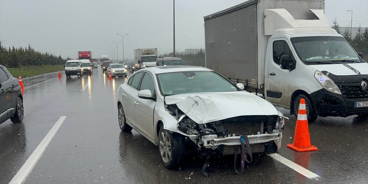 Anadolu Otoyolu Kocaeli kesiminde zincirleme kaza nedeniyle ulaşım aksadı