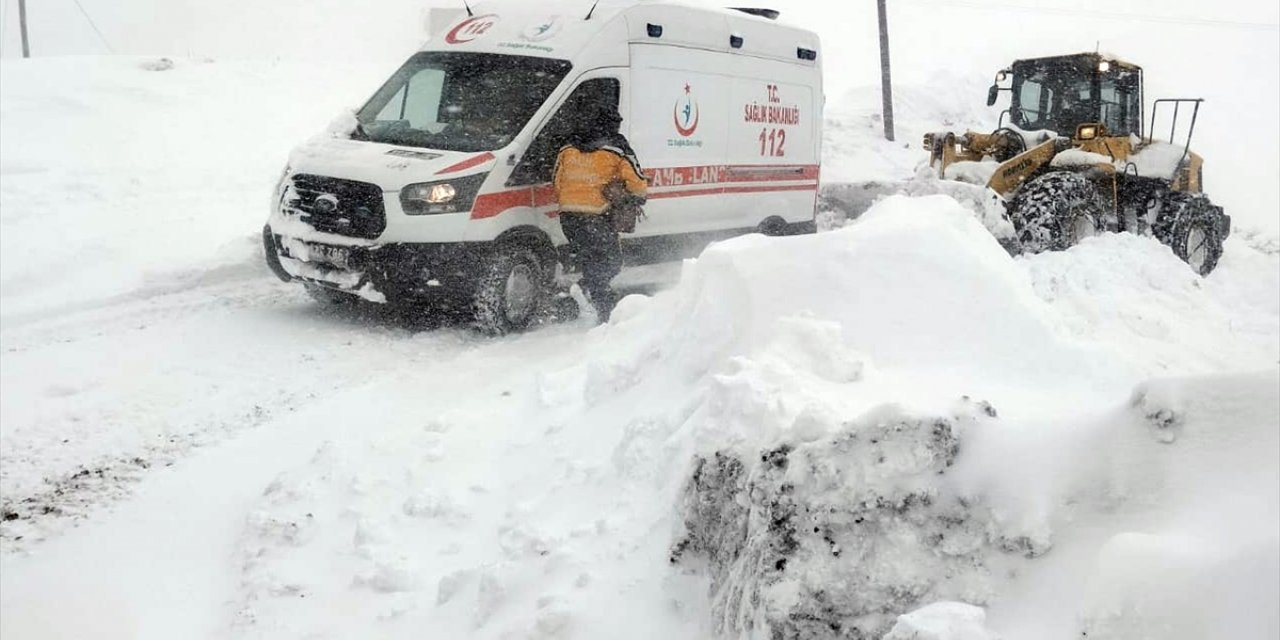 Siirt'te kar nedeniyle köyde mahsur kalan hastanın yardımına ekipler yetişti