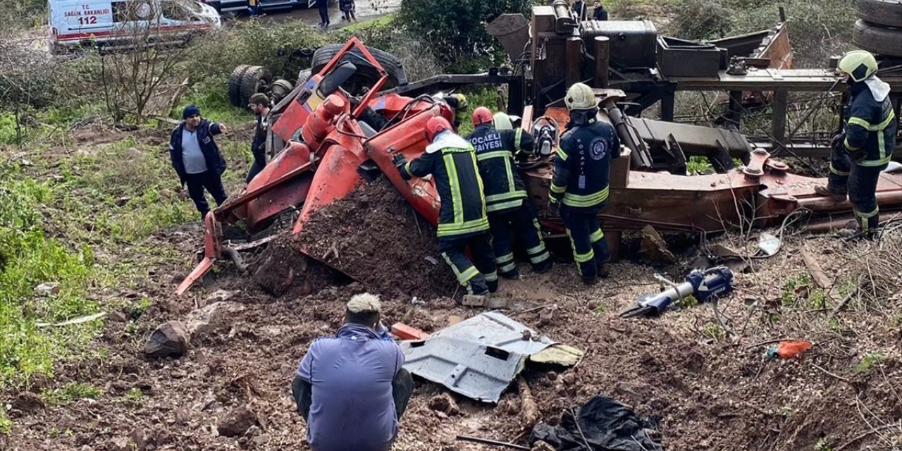 Kocaeli'de uçurama devrilen kamyonun sürücüsü öldü