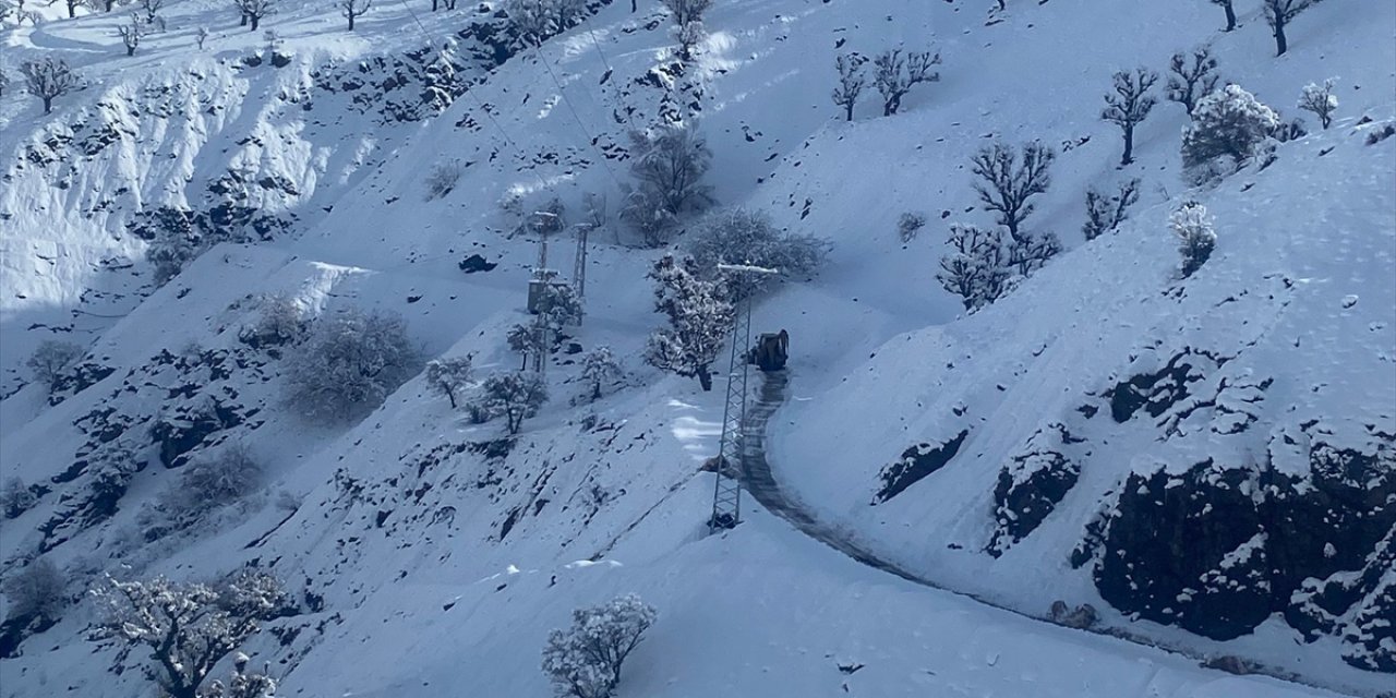 Batman'da yolu kar nedeniyle kapanan mezrada rahatsızlanan kişi ekiplerce hastaneye ulaştırıldı