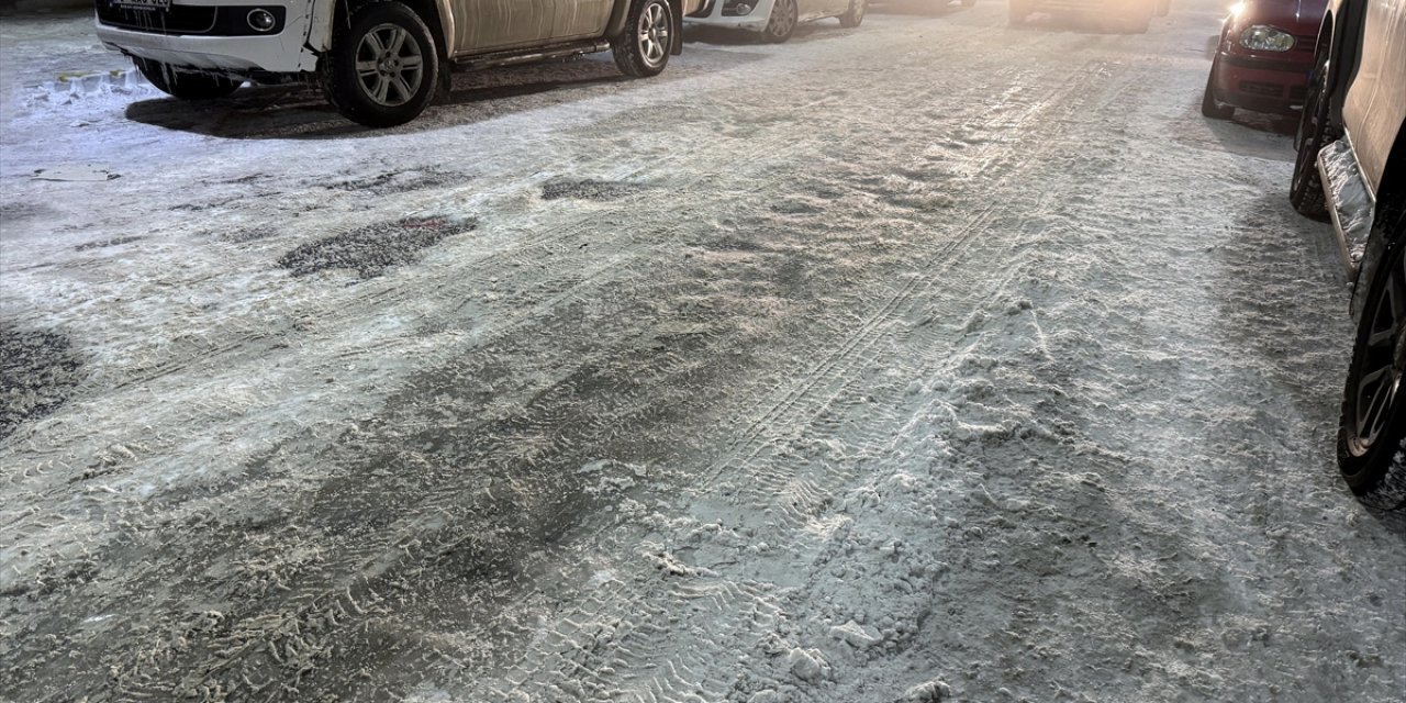 Ardahan'da buzlanma nedeniyle trafikte aksamalar yaşandı