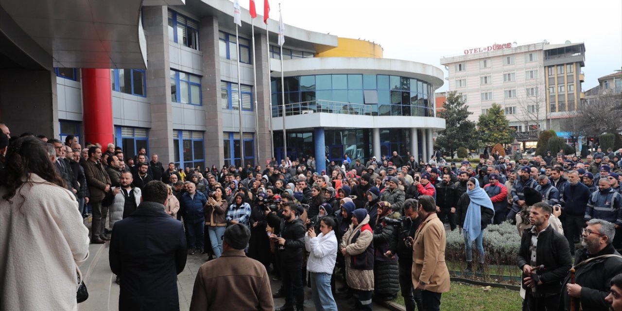 Düzce'de belediye çalışanları maaşlarına yapılan zammı davul zurna eşliğinde kutladı