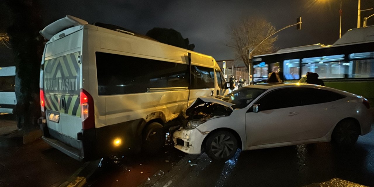 Kocaeli'de servis minibüsüyle otomobilin çarpıştığı kazada 4 kişi yaralandı