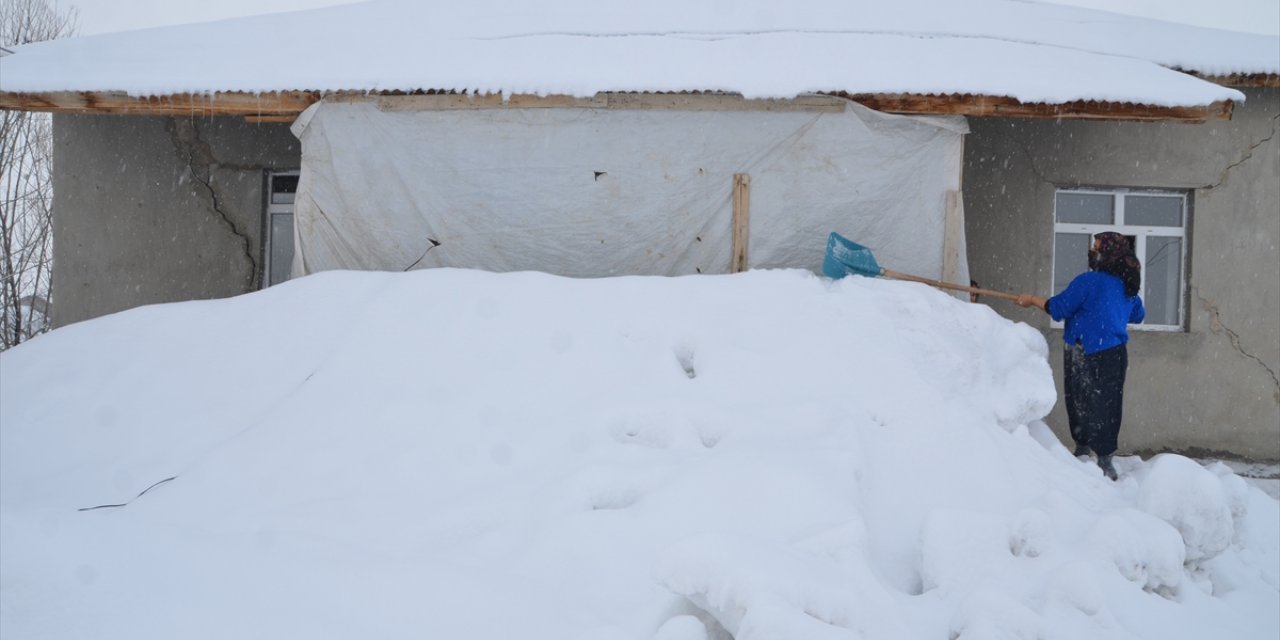 Hakkari'nin köylerinde tek katlı evler ve ahırlar karla kaplandı