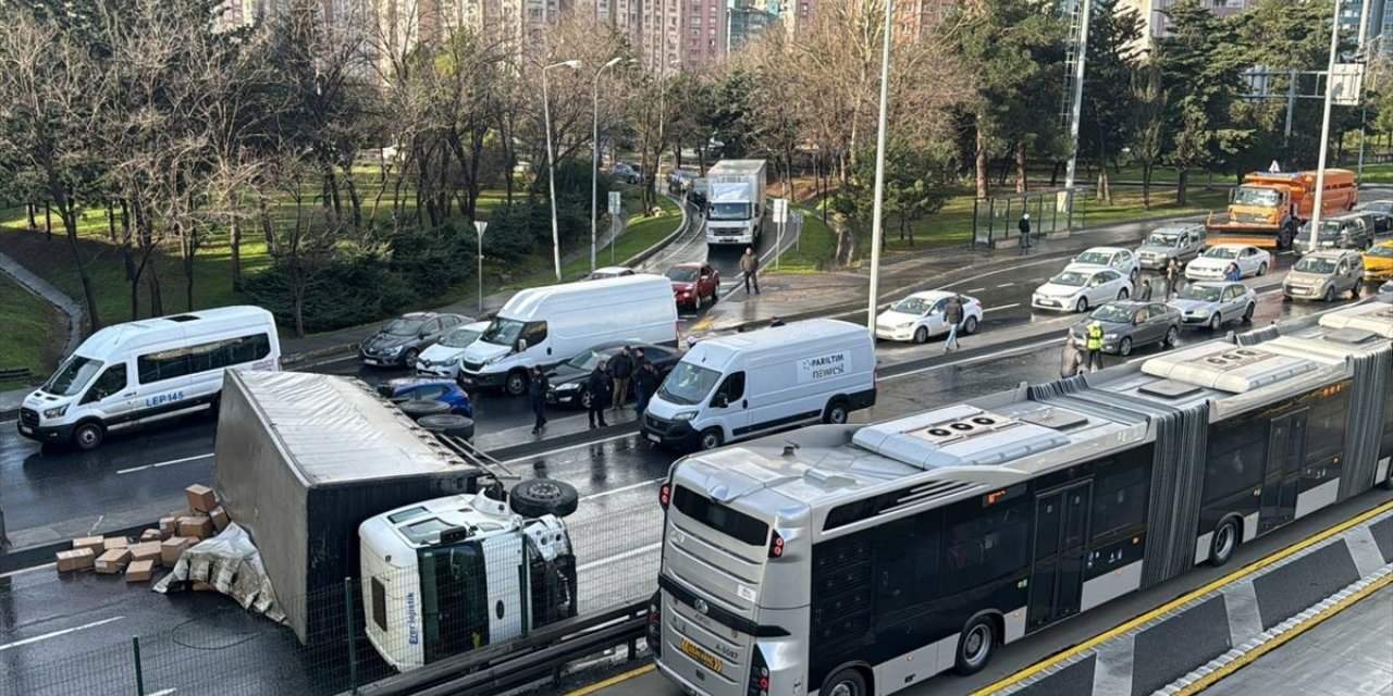 Beylikdüzü D-100 kara yolunda devrilen kamyonun sürücüsü yaralandı