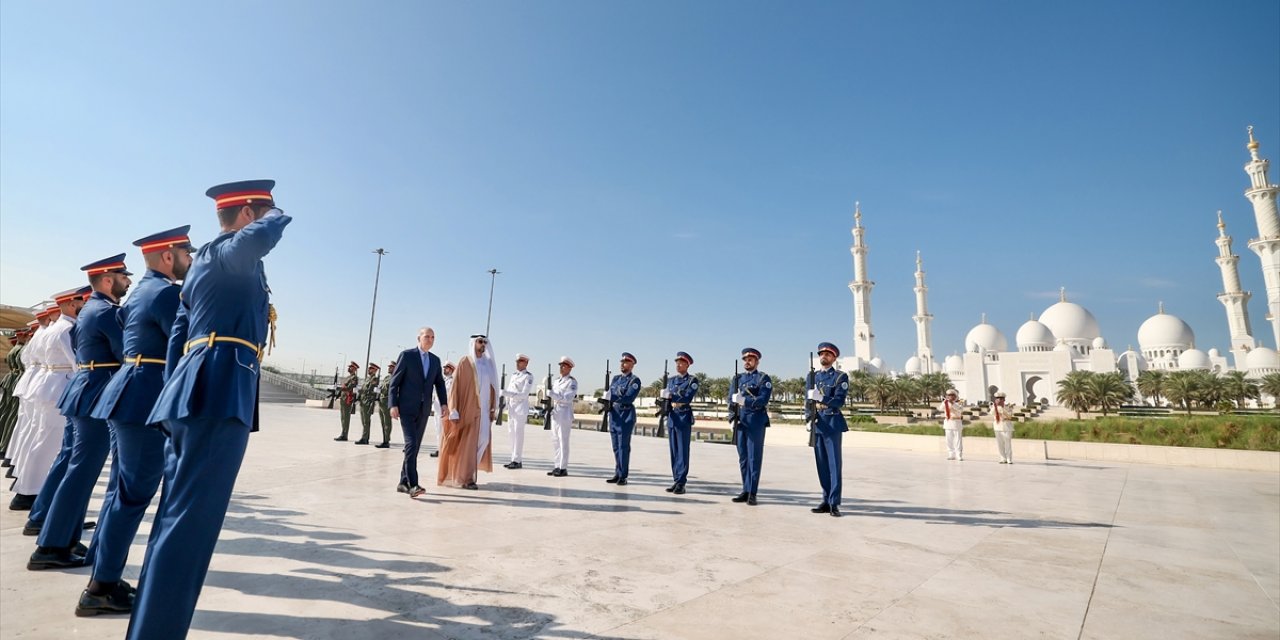 TBMM Başkanı Kurtulmuş, Abu Dabi'de Wahat Al Karama Şehitliği'ni ziyaret etti