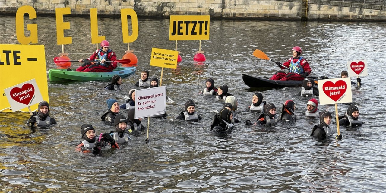 Çevreci örgüt Greenpeace, Alman hükümetinin iklim politikasını protesto etti