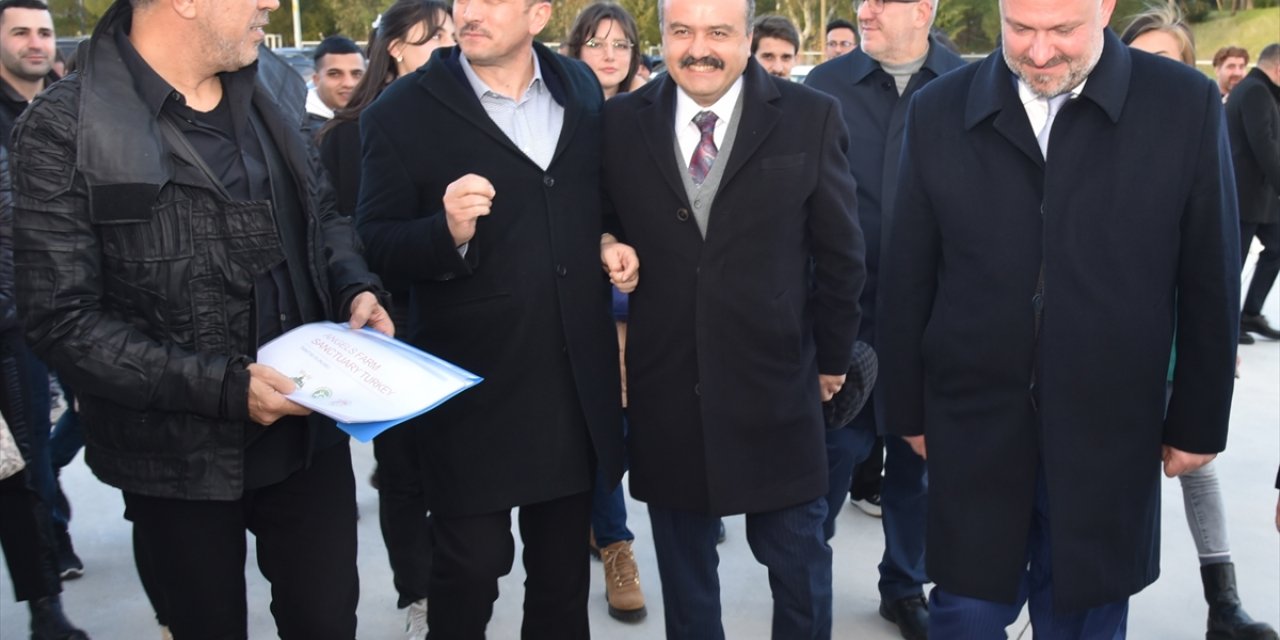 İzmir Büyükşehir Belediye Başkan Adayı Hamza Dağ, hayvan bakımevini ziyaret etti