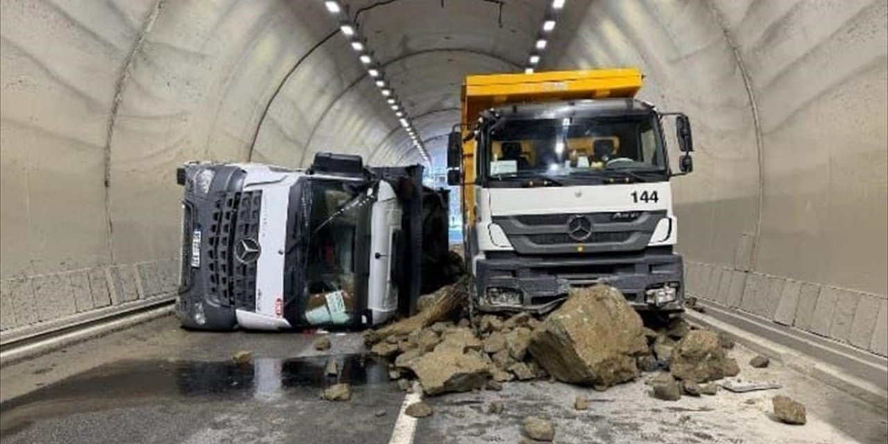 Rize'de devrilen hafriyat kamyonunun sürücüsü yaralandı