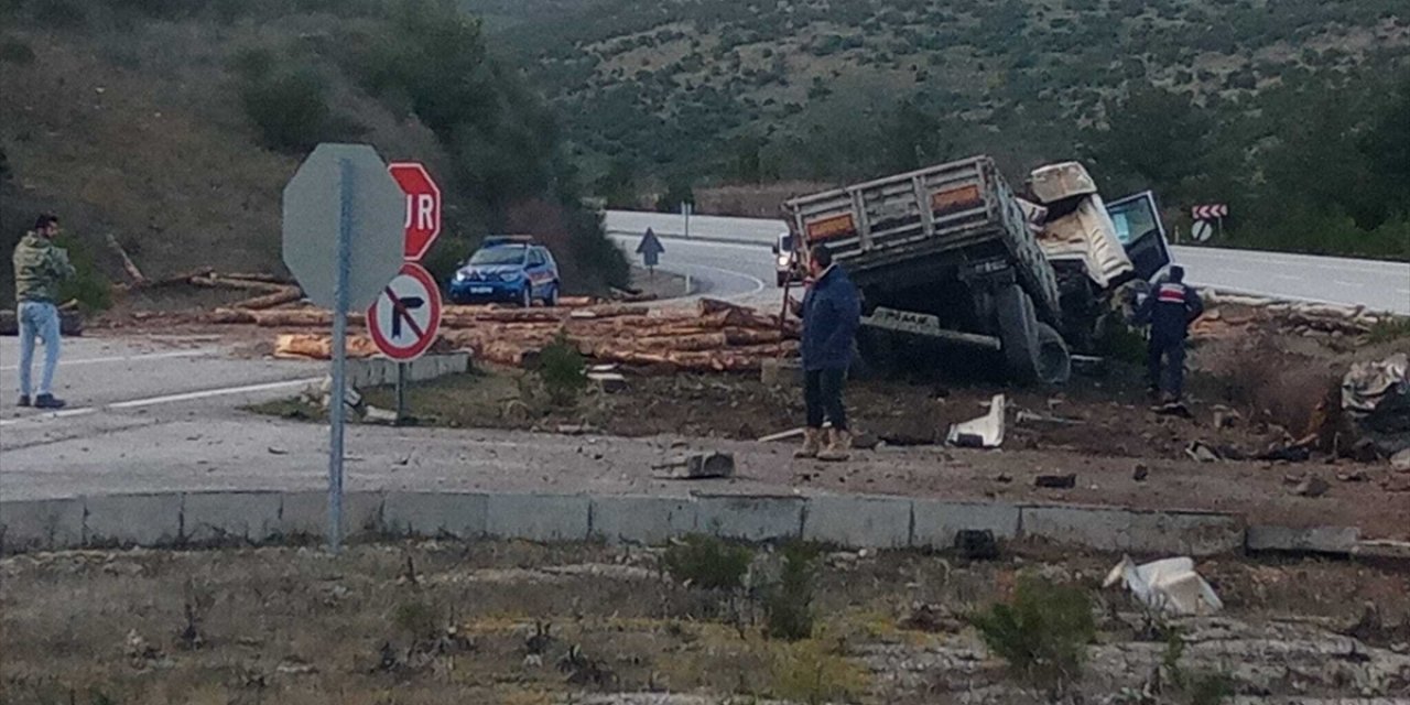 Balıkesir'de freni arızalanan tırdan atlayan sürücü öldü